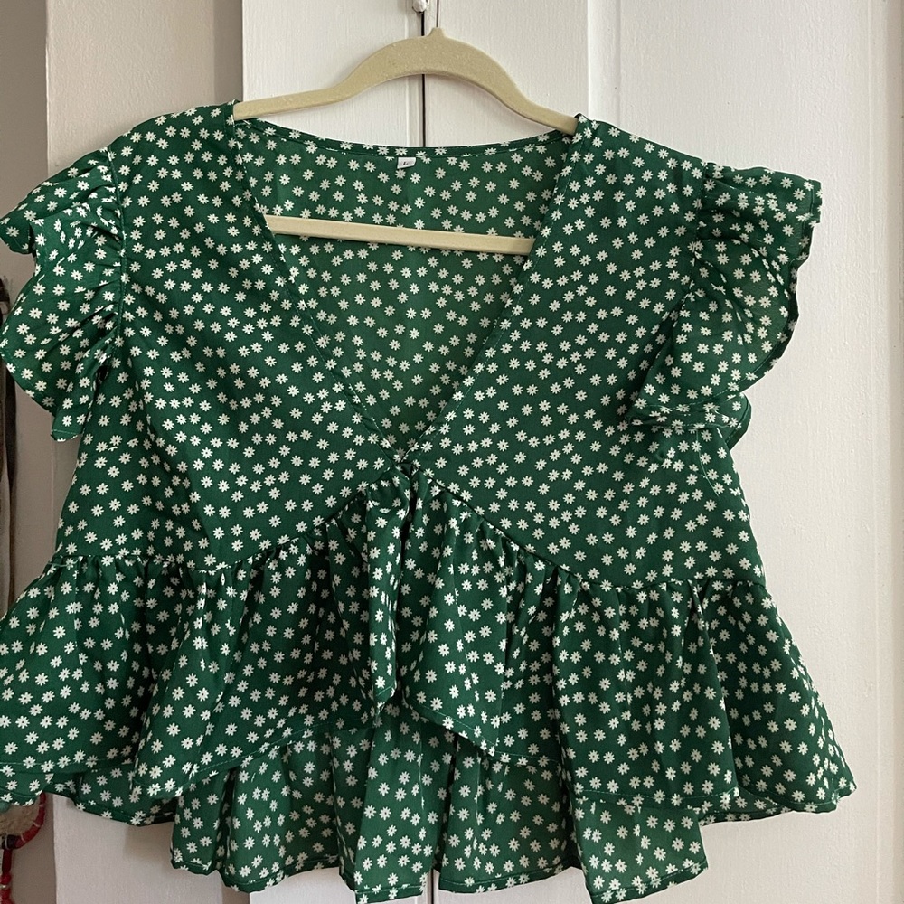 Green and white floral top! 🪴